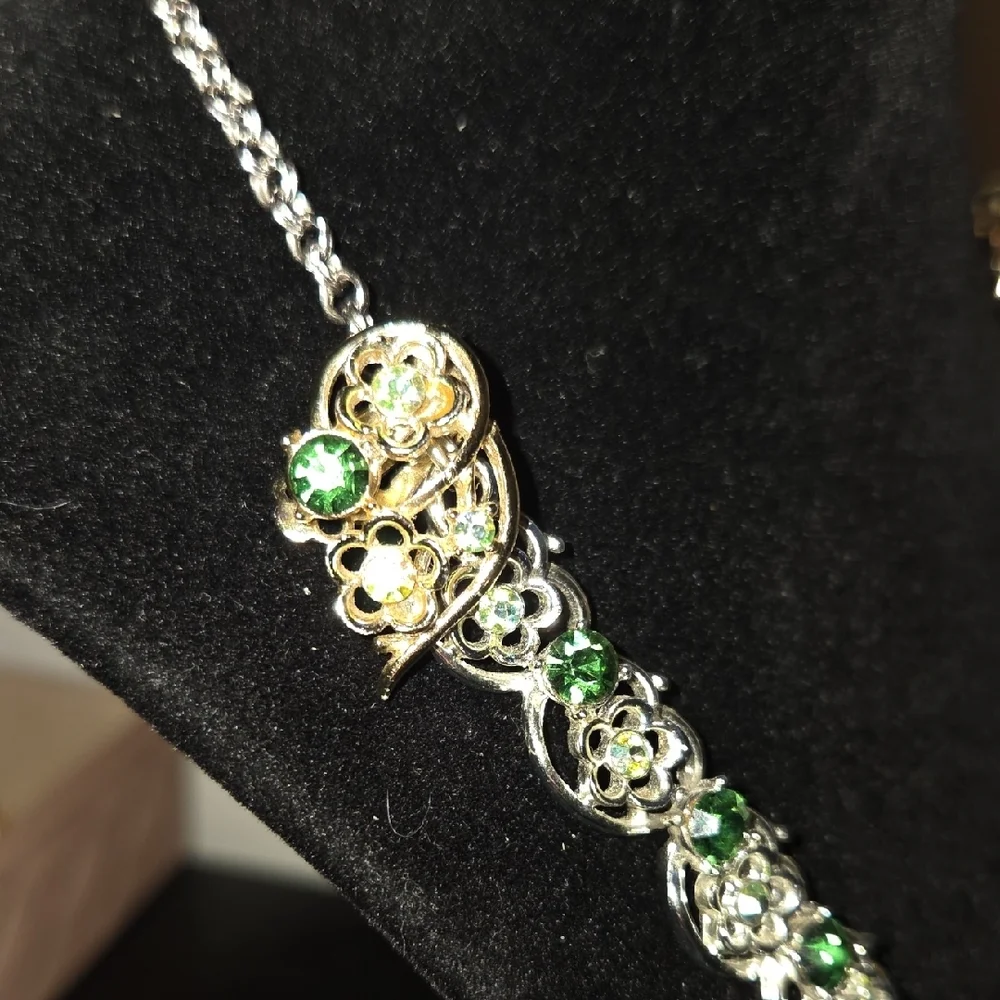 Gold-Tone NECKLACE and EARRINGS set with URANIUM glass crystals - Picture 5 of 13